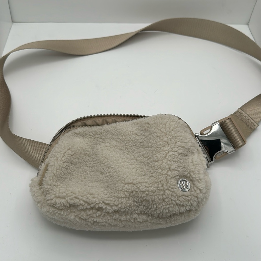 Lululemon everywhere belt bag Sherpa